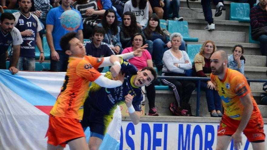 Rubén lanza en el duelo ante el Aranda (arriba). Abajo, las escuelas de verano.