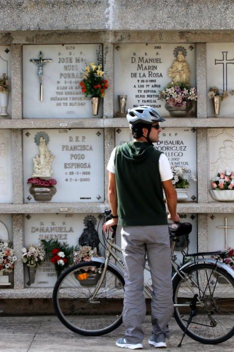 Los malagueños acuden a los cementerios para adecentar y embellecer las lápidas de sus seres queridos.