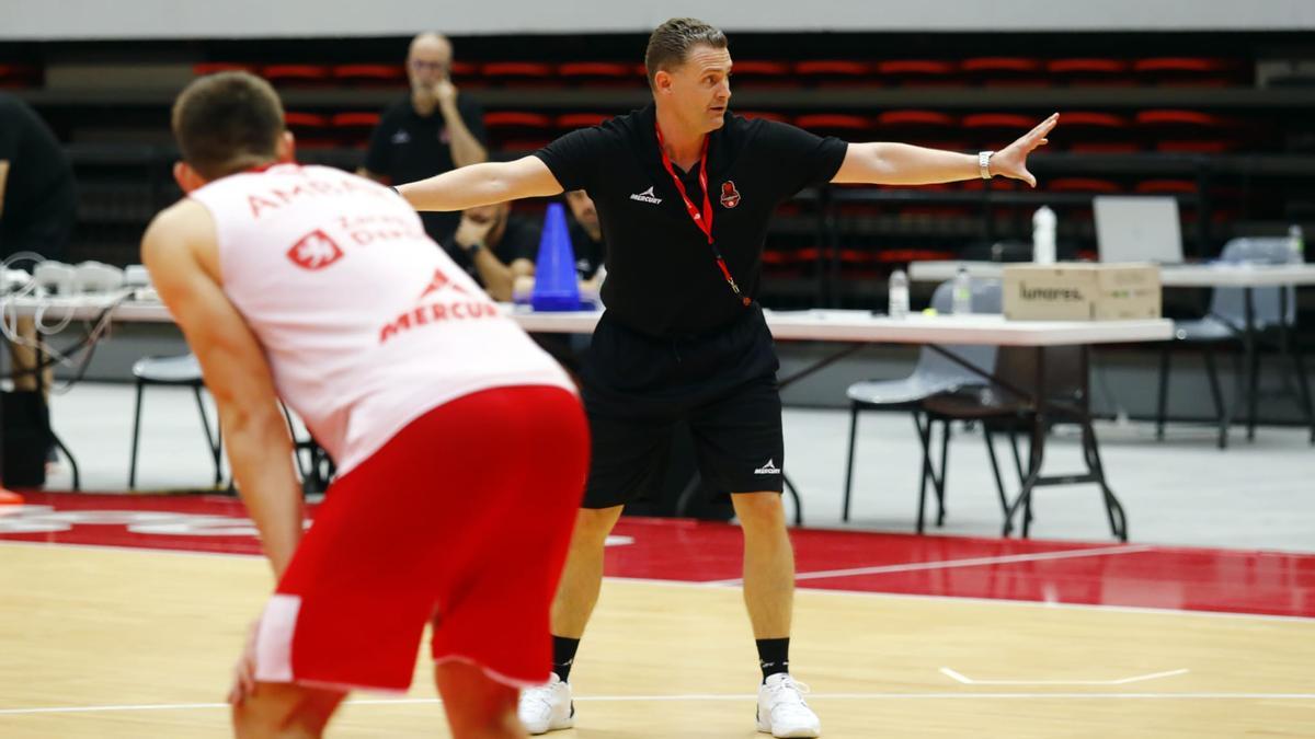 Martin Schiller dirigiendo el entrenamiento de esta mañana