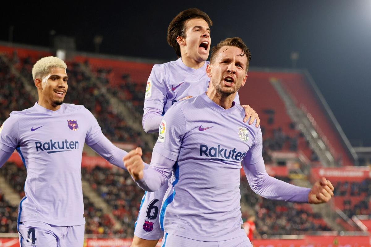 El Barça recorta posiciones con la Champions. // EFEPALMA, 02/01/2022.- El delantero holandés del FC Barcelona Luuk de Jong (d) celebra con sus compañeros su gol, primero del equipo ante el RCD Mallorca, durante el partido de la jornada 19 de LaLiga Santander que disputan Real Mallorca y FC Barcelona en el estadio Son Moix, hoy domingo en Palma de Mallorca. EFE/CATI CLADERA