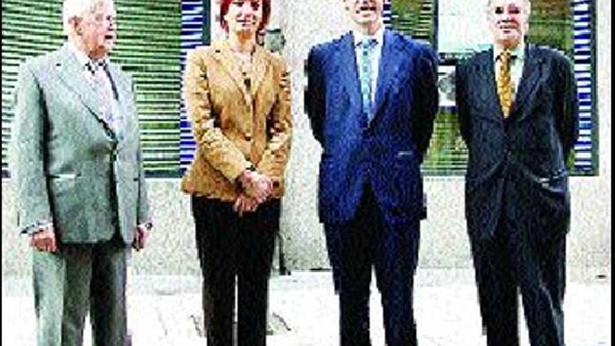 Cayo Rodríguez-Ponga, Esther Díaz, Estanislao Rodríguez-Ponga y Félix Fernández, en la calle Pedro Rodríguez Ponga de La Felguera, en una foto de 2003.