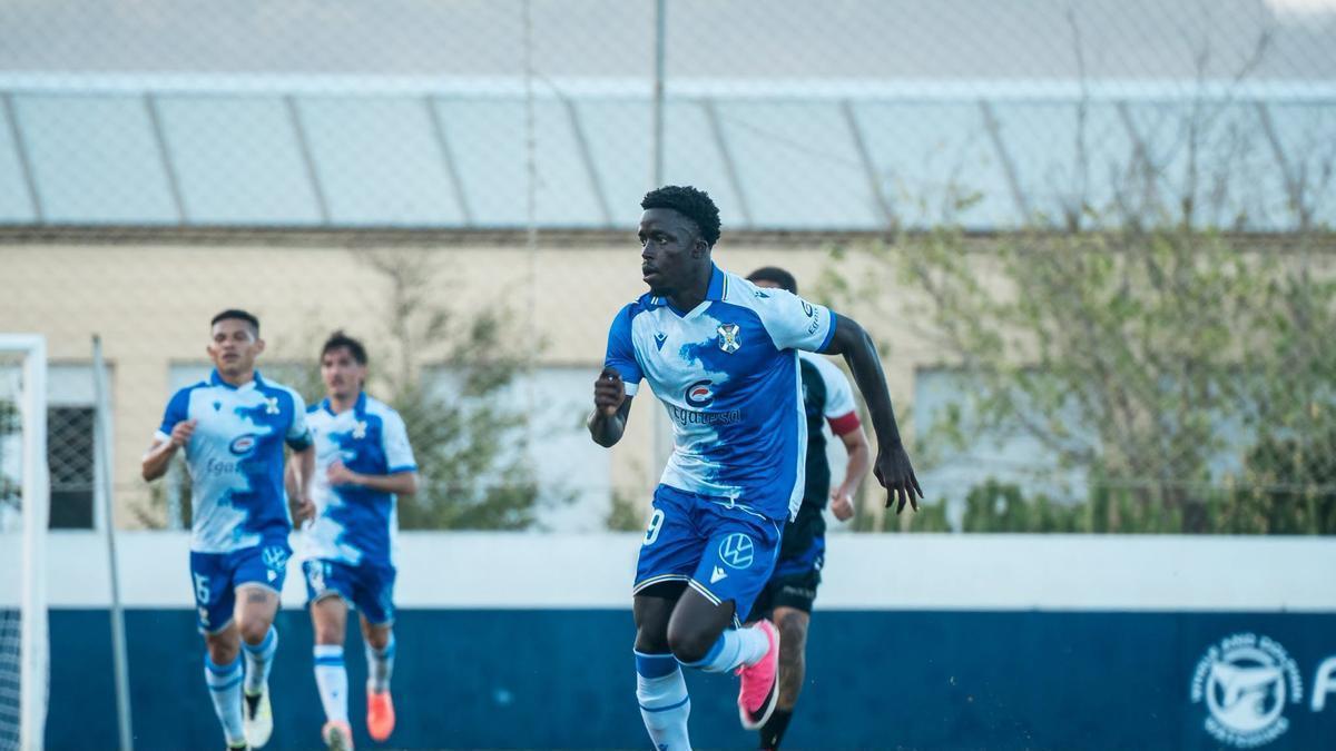 Gomis, que se estrenó con la camiseta del CD Tenerife en el amistoso contra el Laguna.