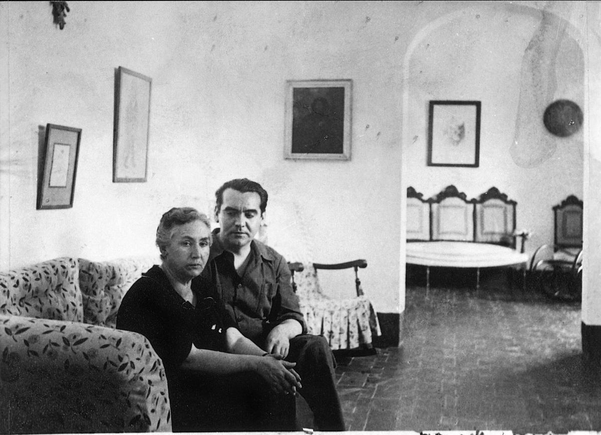 El poeta Federico García Lorca, fotografiado junto a su madre, Vicenta.