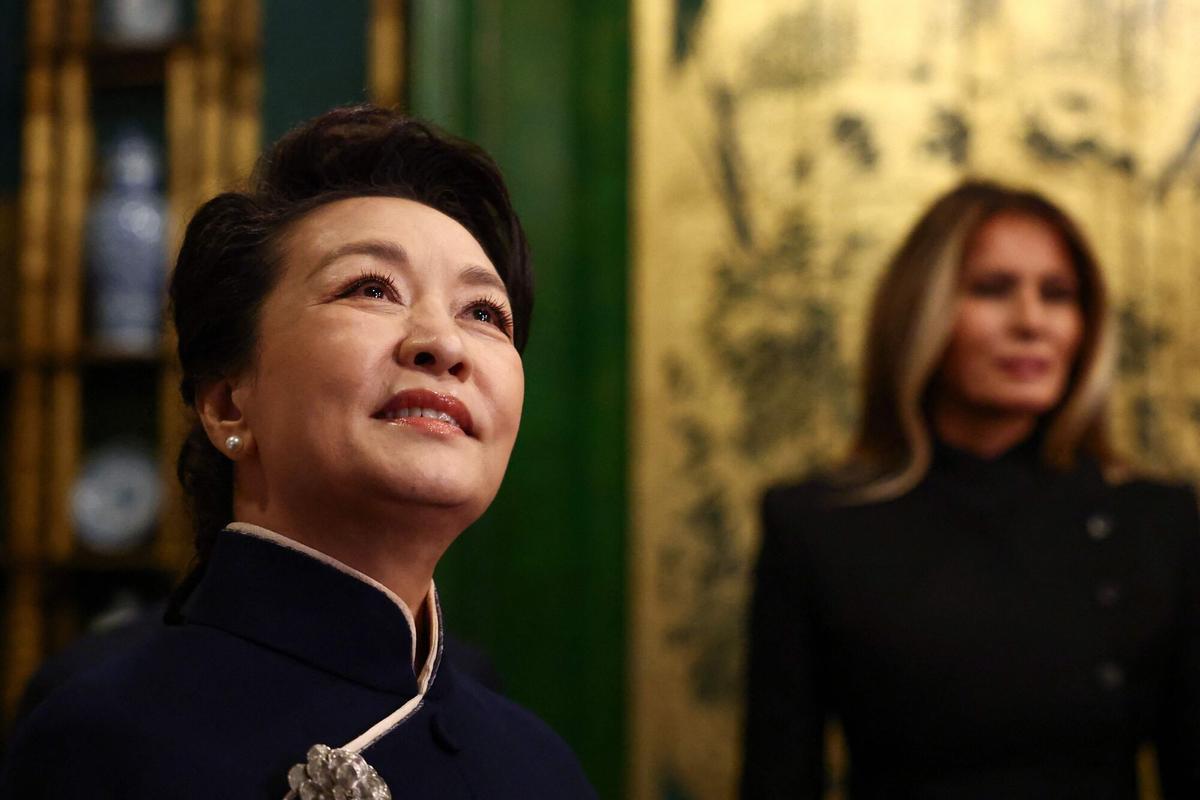 Washington (Estados Unidos), 24/09/2026.- La primera dama de China, Peng Liyuan, y la primera dama de EEUU, Melania Trump, durante una visita al Museo Nacional de Arte Asiático del Smithsonian