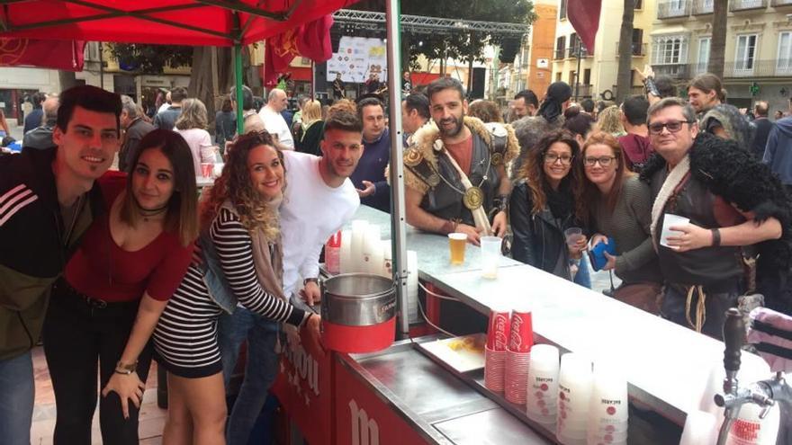 Los festeros llenan de historia y música la plaza San Francisco