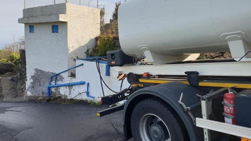 Uno de los camiones cuba del Ayuntamiento de La Victoria que colaboró en el abastecimiento de depósitos de agua.