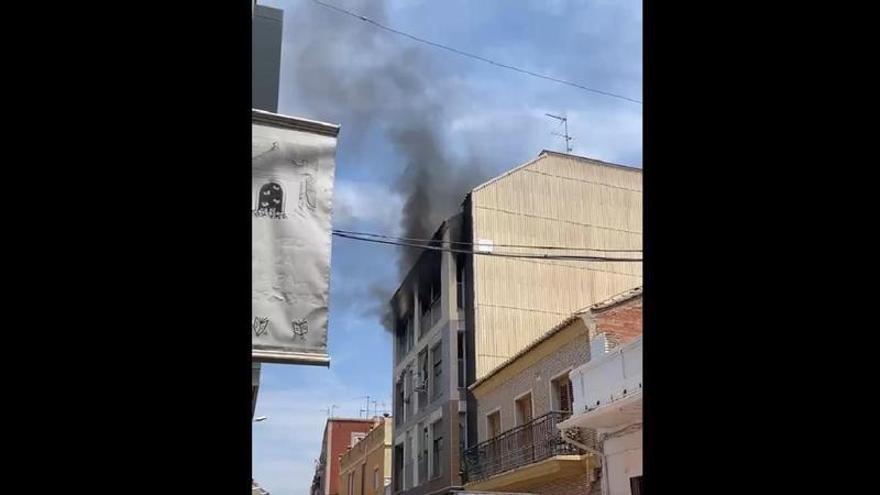 Arde una finca ocupada en Benetússer