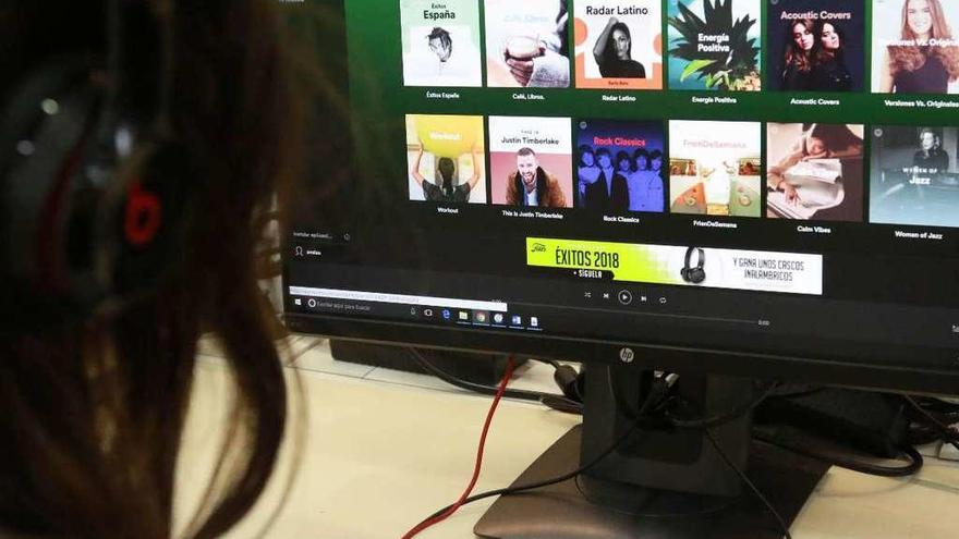 Una joven reproduce la lista de éxitos en Zamora a través de la plataforma musical Spotify.
