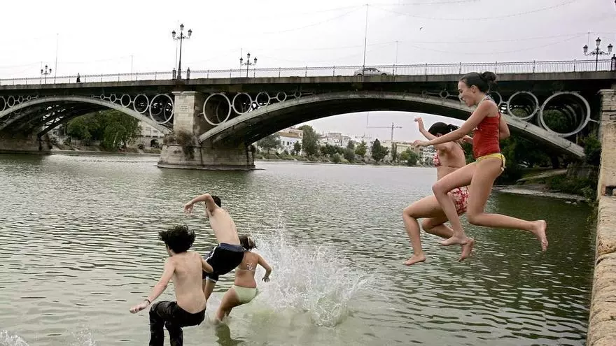 Antonio Muñoz propone estudiar la recuperación de una playa en el río Guadalquivir en Sevilla