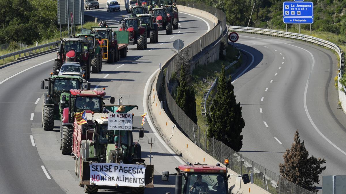 Agricultores franceses bloquean los principales pasos fronterizos con España