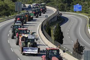 Agricultores franceses bloquean los principales pasos fronterizos con España