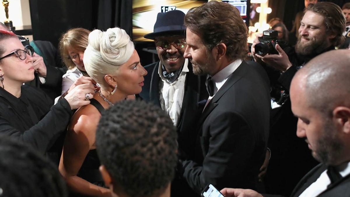 Lady Gaga mirando con cara de 'estoy por ti' a Bradley Cooper en los Oscar 2019