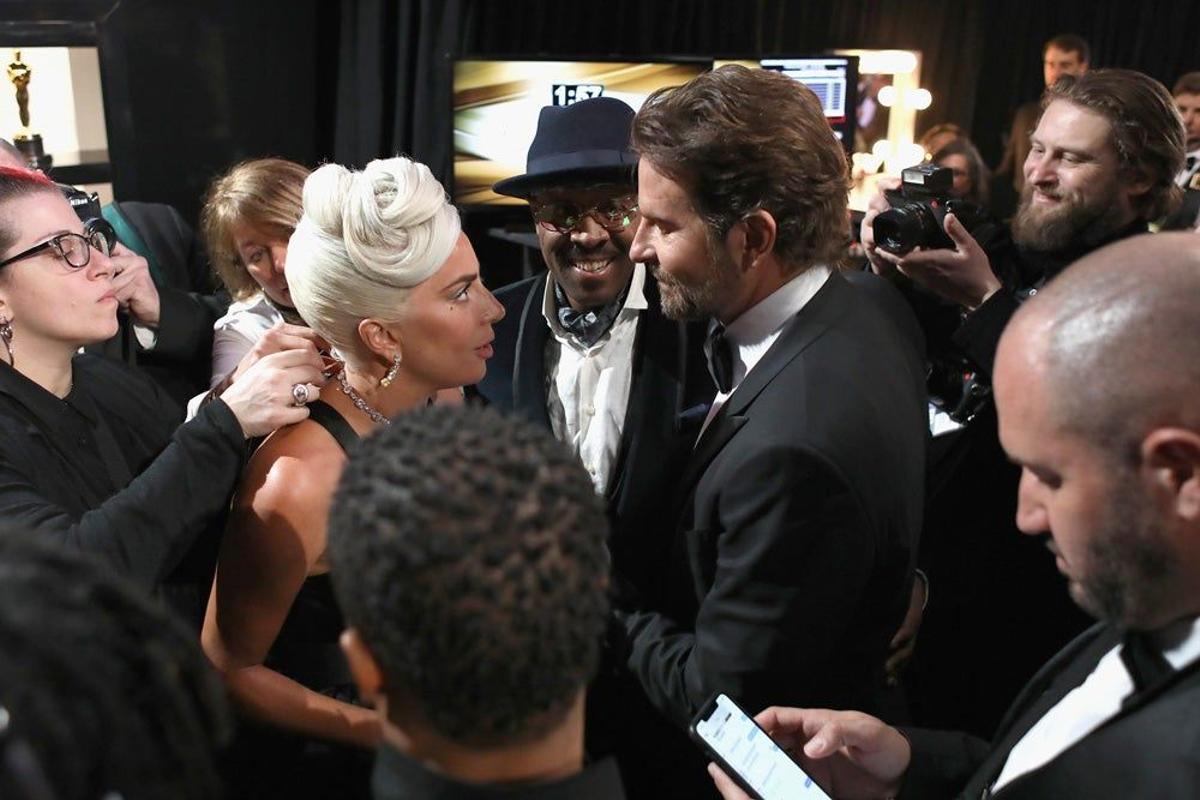 Lady Gaga mirando con cara de 'estoy por ti' a Bradley Cooper en los Oscar 2019