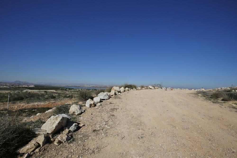 La explanada del parque del Mirador de la Casilla se ha convertido en un secadero de algas de la playa. La acumulación se realiza para facilitar el transporte posterior y rebajar el peso