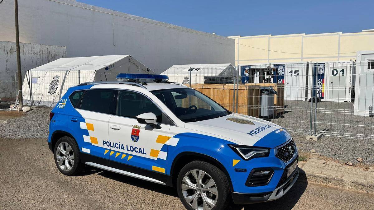 Un vehículo de la Policía Local de Arrecife ante las casetas y carpas que ha montado el Ministerio de Interior en Arrecife para atender a los inmigrantes de las pateras.