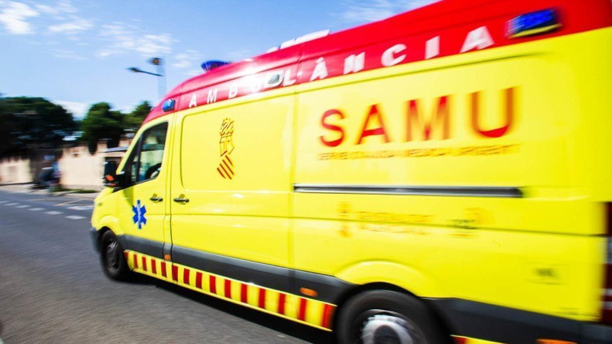 Los sanitarios han actuado en el rescate del hombre caído en Artana.