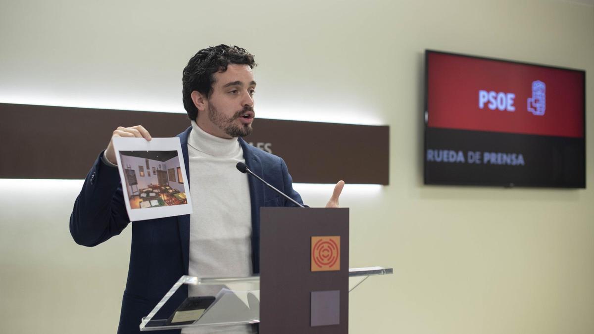 El diputado socialista, Darío Villagrasa, muestra una imagen del aula del museo donde denuncian que se grabó el anuncio.