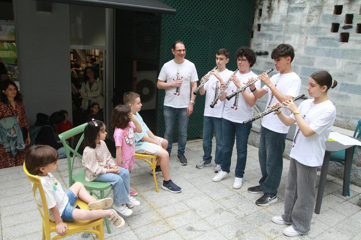 Algunos de los pequeños presenciaron un pequeño ensayo en el exterior del espacio cultural de la librería