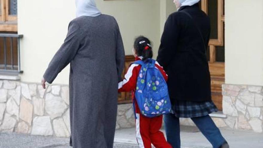 Dues dones musulmanes i una nena, a Llagostera.