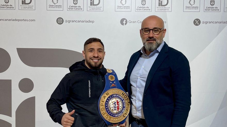 El consejero de Deportes, Aridany Romero, recibe al boxeador Samuel Carmona tras su reciente título europeo