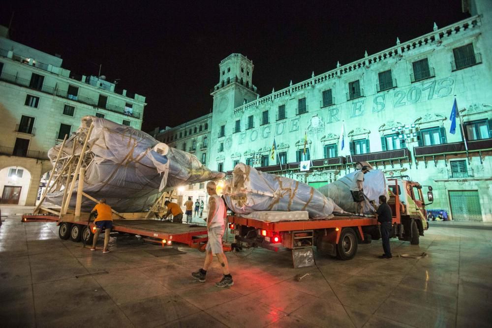 La Hoguera Oficial llega a la plaza del Ayuntamiento para abrir la plantà