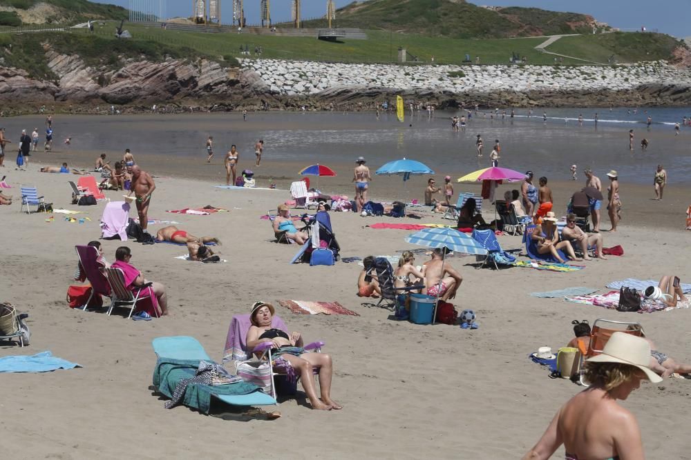 Bañistas en la playa de Salinas