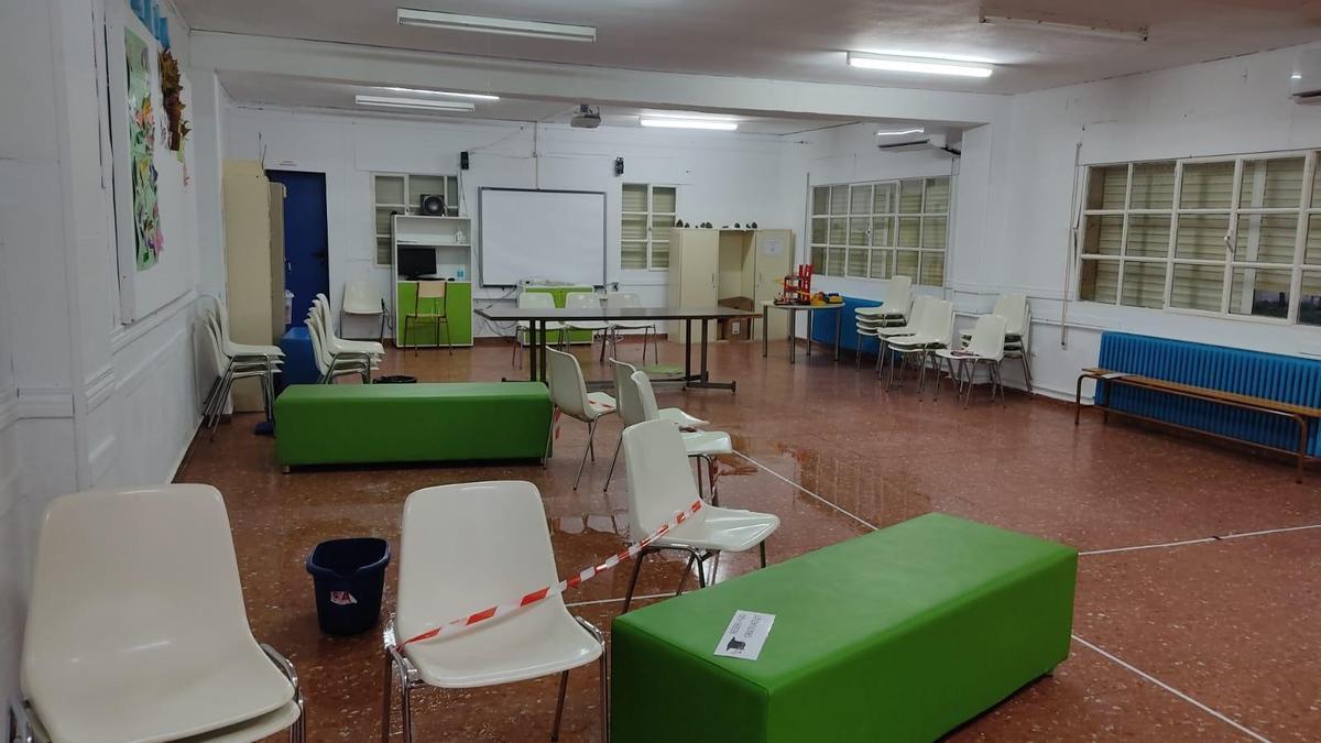 Un aula del colegio de Educación Especial Los Ángeles con cubos y una zona acotada por las goteras.