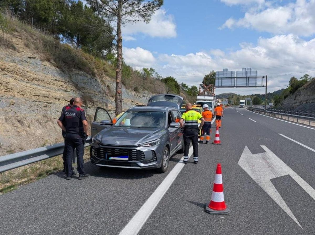 El vehicle dels pares i els Mossos s'han aturat a l'entrada del ramal de sortida cap a Sant Vicenç de Castellet de la C-16