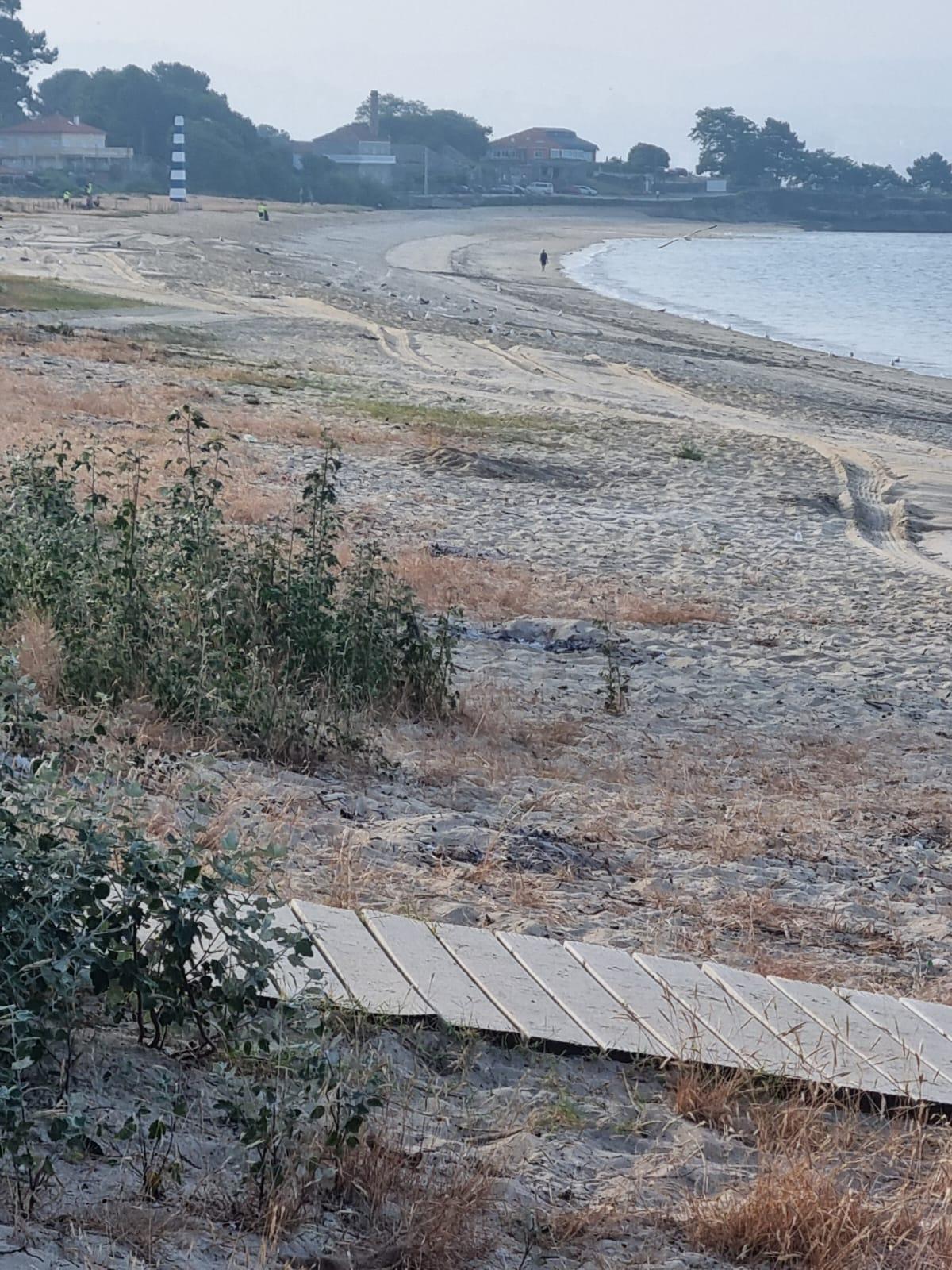 Los equipos de limpieza eliminan la basura de San Juan en las playas de Cangas