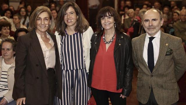 Por la izquierda, Marta Mateo, Marta Pérez-Carbonell, Rosa Montero y el rector Ignacio Villaverde. | IRMA COLLÍN