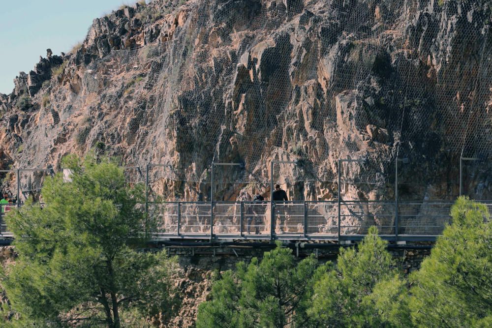 Inauguran el puente colgante de El Saltillo, en la Axarquía