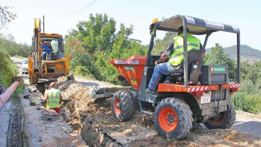 Operarios, trabajando en la obra de saneamiento de Miñán.