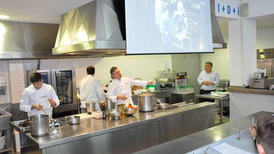 Una demostración culinaria en el CIFP Compostela.