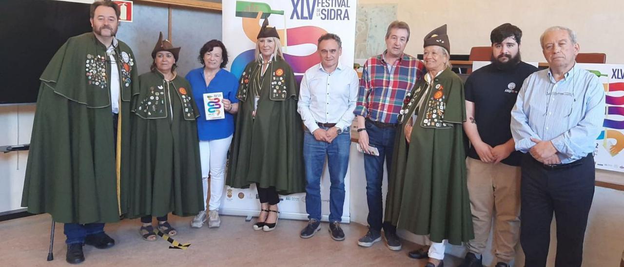 Por la izquierda, Ricardo del Río, Carmen Montes, la edil Ana Rodríguez, Mercedes Guerrero, Juan Cañal, Monchu Viña (Sidra el Piloñu), Ángeles Fernández, Miguel Rodríguez (Angelón) y Leocadio Redondo, cronista oficial. | L. P.