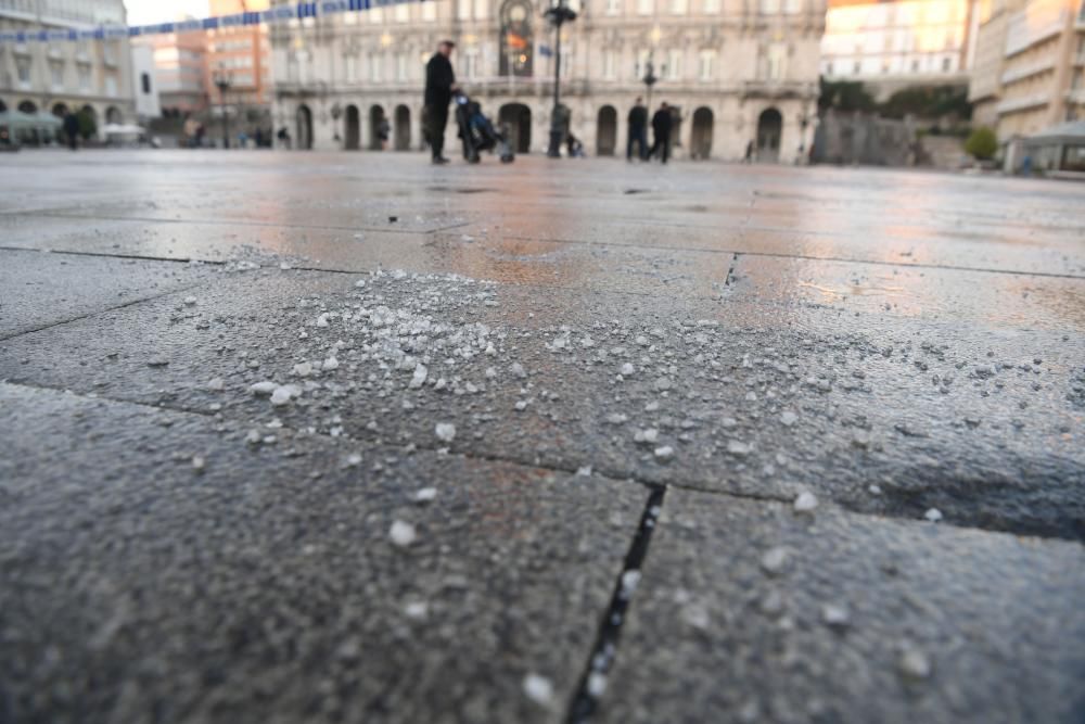 Los Bomberos de A Coruña echan sal por el hielo