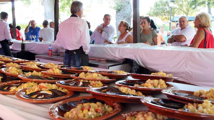 Platos de lamprea seca durante la popular fiesta gastronómica de Arbo.