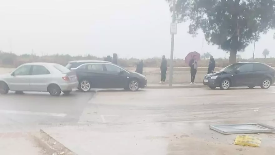 Los vecinos de Algemesí vigilan el Magro ante la crecida de su caudal