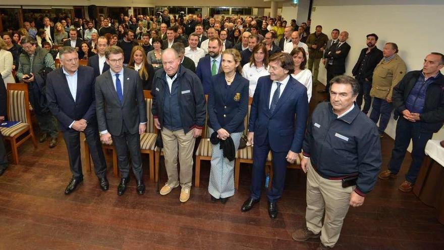 &quot;El Camino de Santiago unió y une el país&quot;  |  El Rey Juan Carlos reivindicó los valores del Camino de Santiago, del que ha destacado que &quot;unió y une al país&quot; tras recibir de manos del presidente de la Xunta la credencial como Embajador de Honor de la ruta jacobea. &quot;Ser peregrino en el Camino de Santiago es recoger saberes y transmitirlos. Por esto, no en vano, es llamado primer itinerario cultural europeo. Este lugar excepcional condicionó el modo de ser de gran parte de nuestro continente&quot;, dijo en gallego el rey emérito. &quot;Por eso subraya el patrimonio cultural y espiritual que unió y une nuestro país&quot;, apostilló.