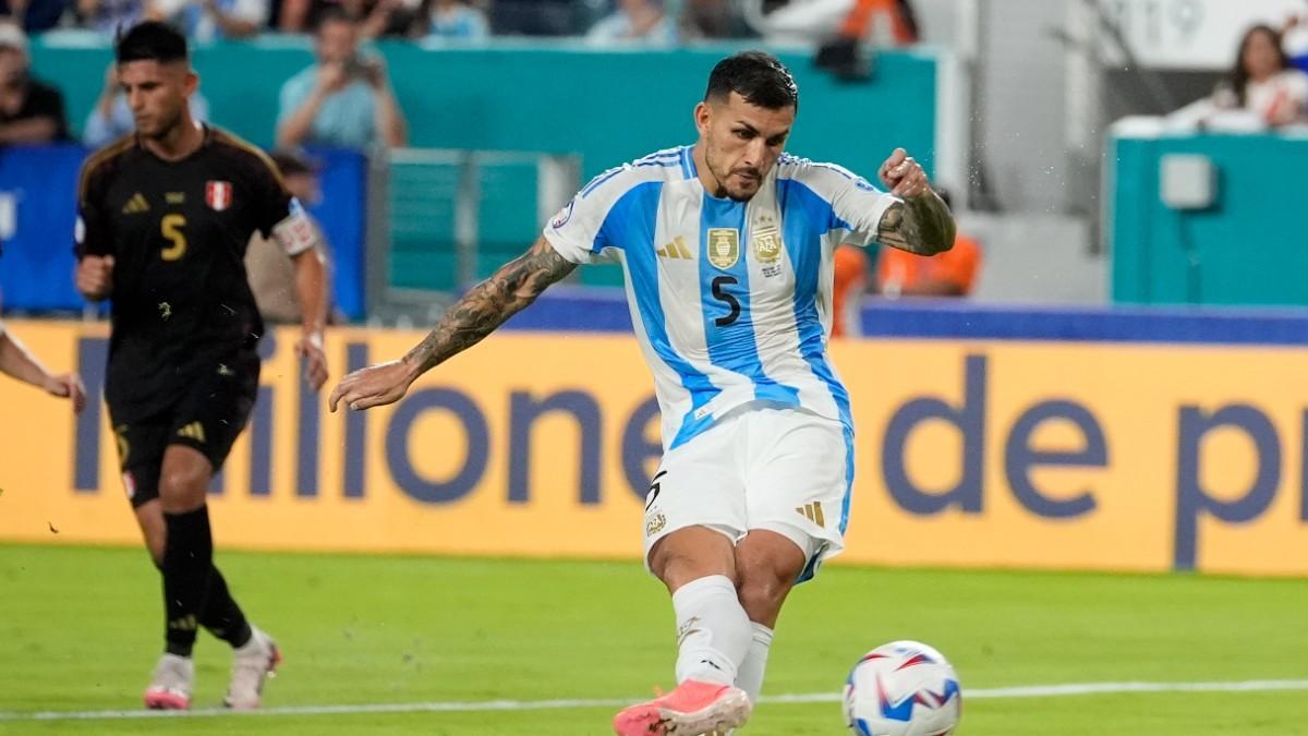 Leandro Paredes, en un partido con la selección argentina