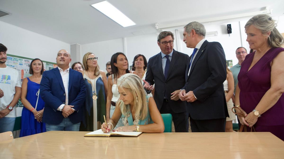 Patricia del Pozo firma en el libro de honor del IES Andrés Bojollo de Puente Genil.