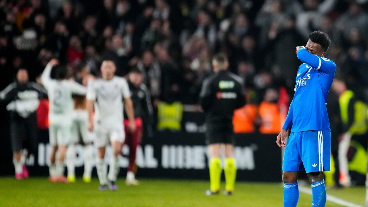 Un aficionado le tira una piel de plátano a Vinicius