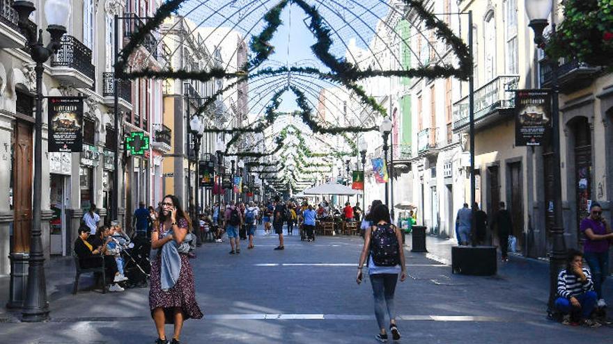 La calle Triana decorada para las fiestas navideñas.