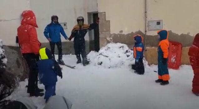 Esquí, y alguna que otra caídas, en las calles de un pueblo de Castelló