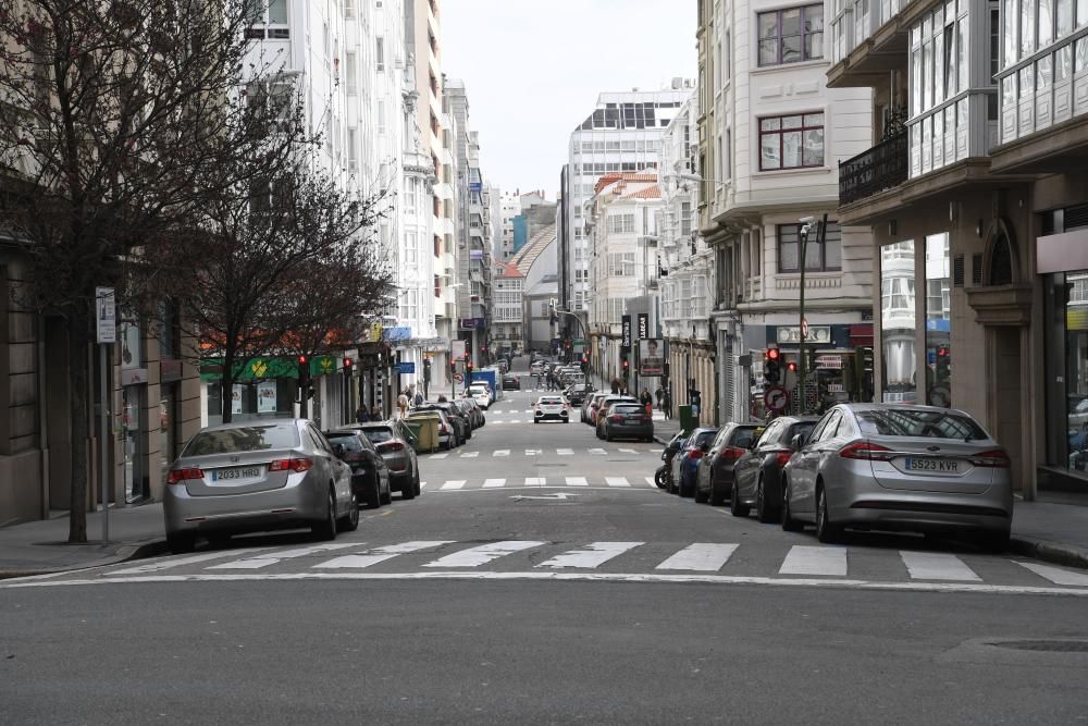 Calles vacías y actividad en los super de A Coruña