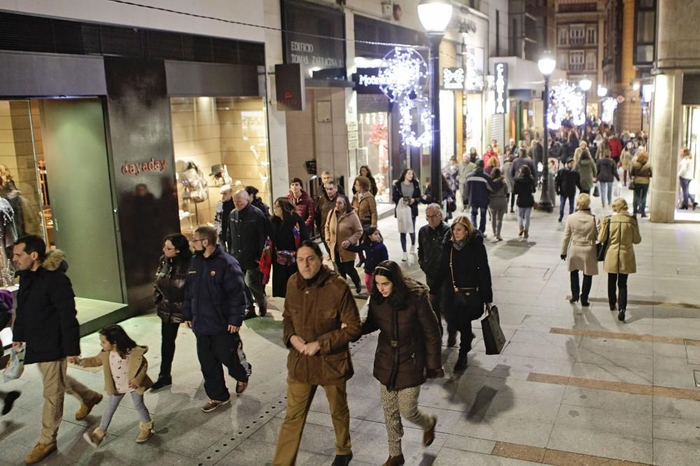 Día de compras navideñas en Oviedo y Gijón