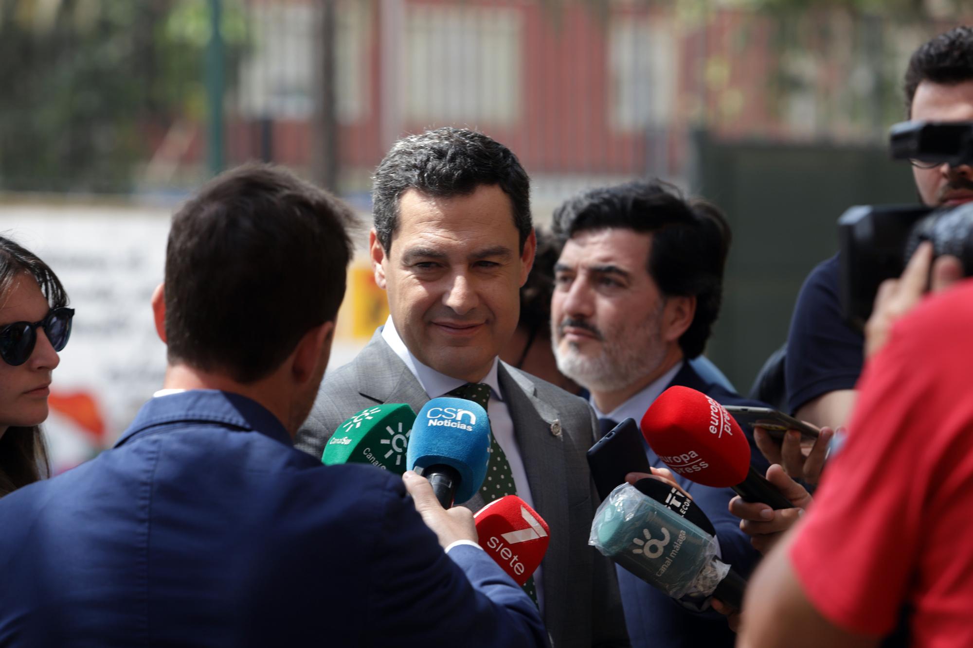 Juanma Moreno, durante la visita a su antiguo colegio, el Giner de los Ríos de Málaga.