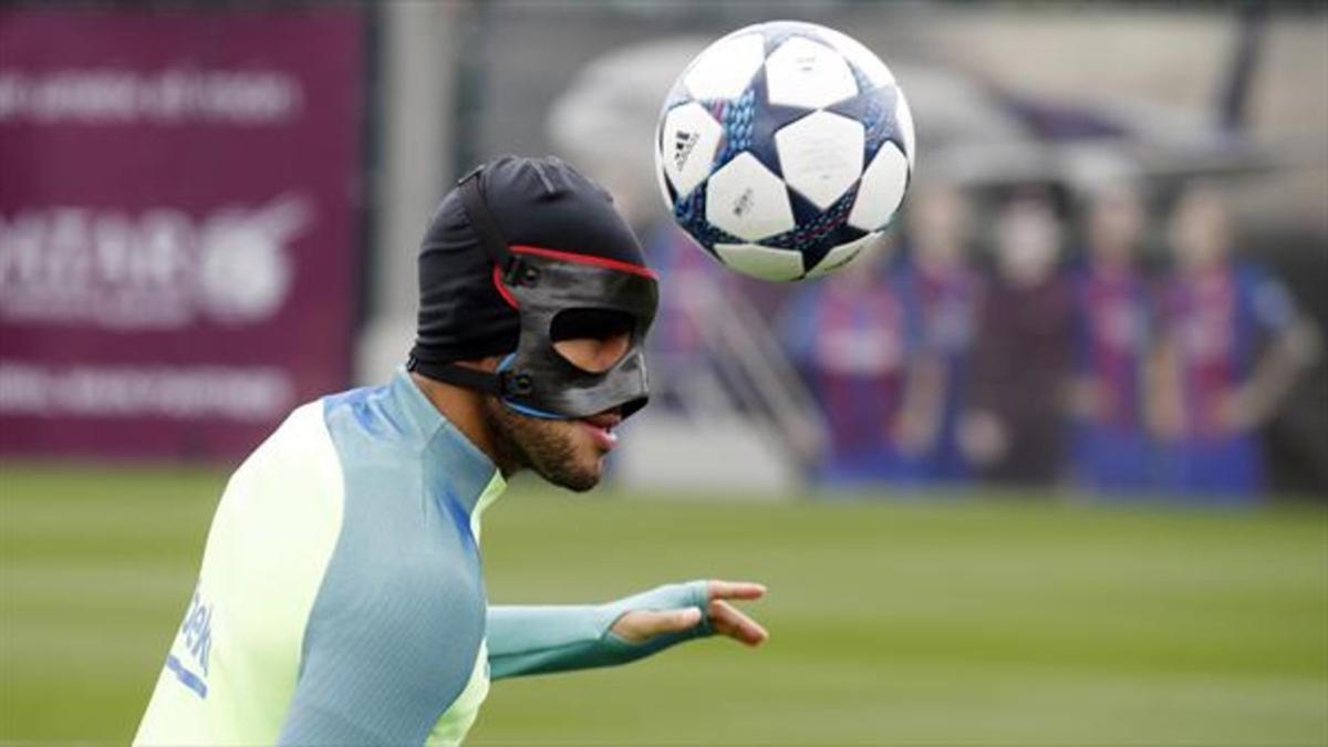 Rafinha golpea el balón con la cabeza, pese a la máscara, en la sesión de ayer en Sant Joan Despí.