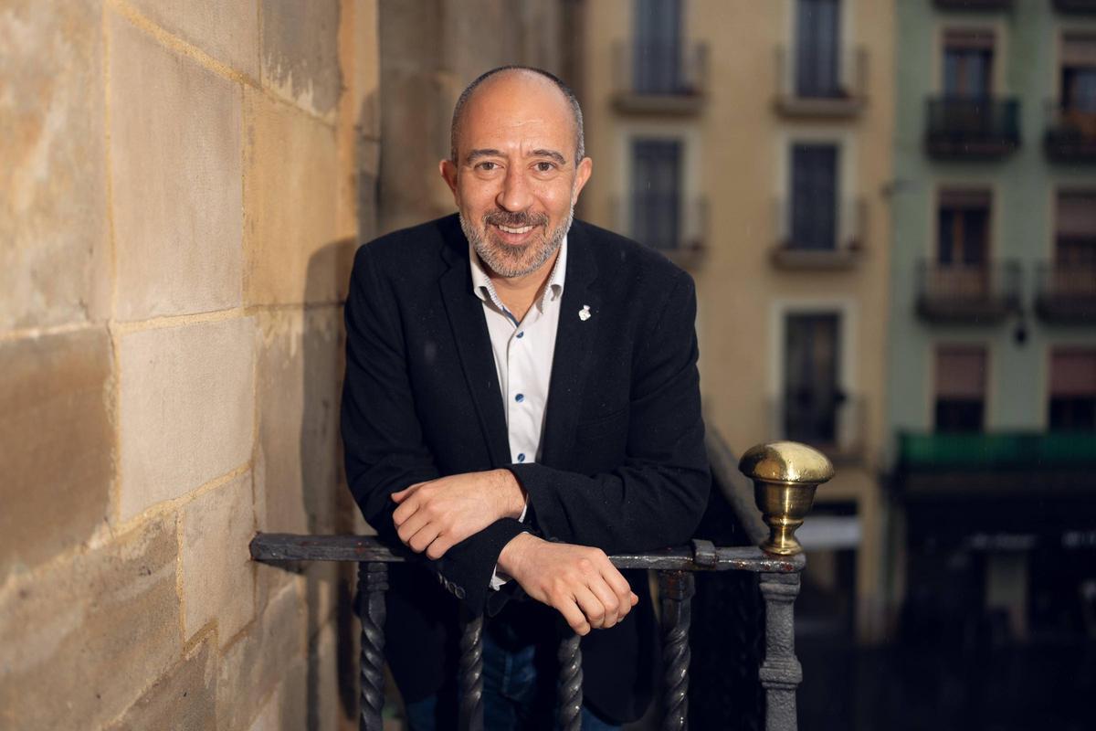 El alcalde de Manresa, Marc Aloy, en uno de los balcones del Ayuntamiento.