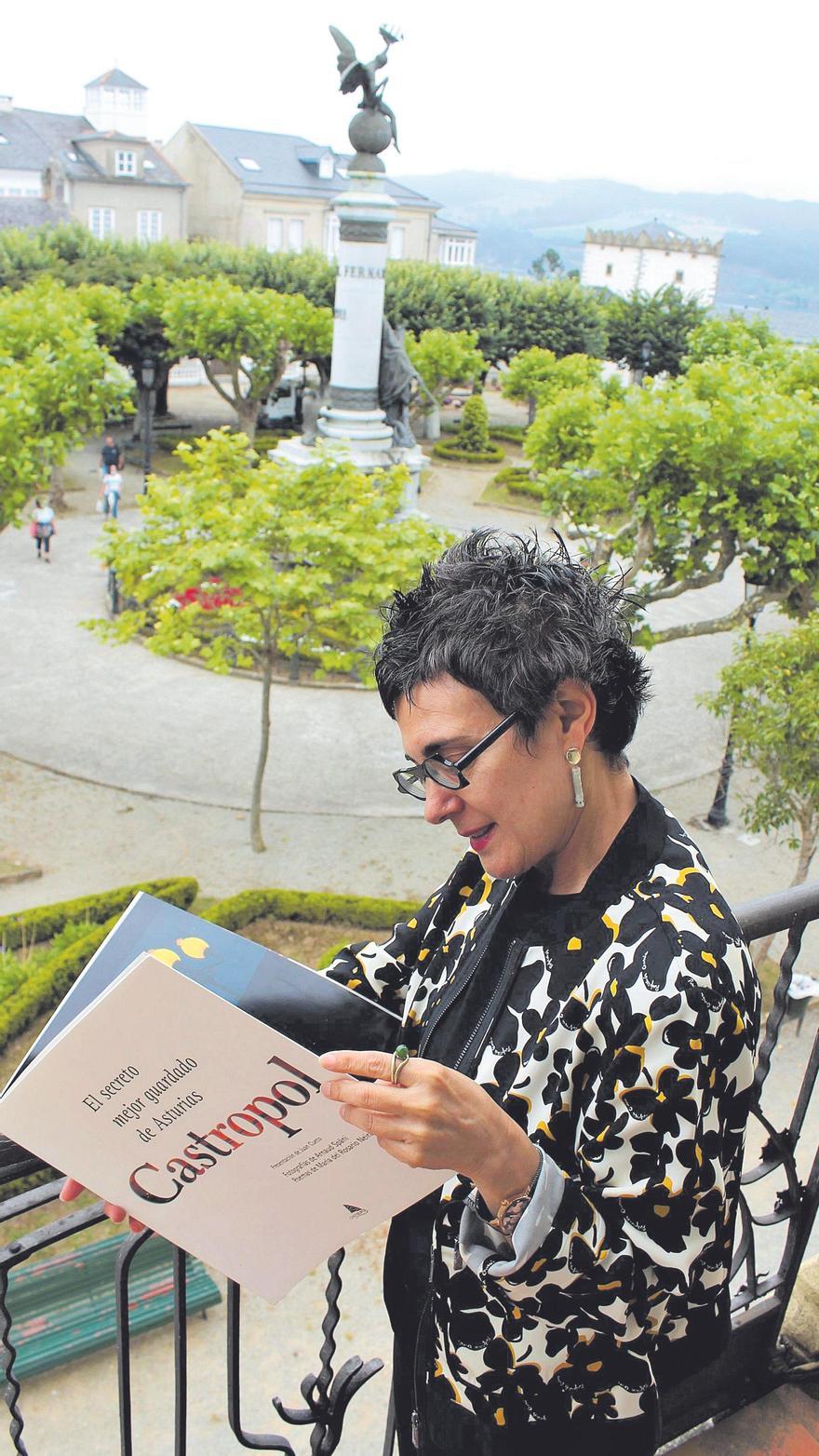 Busto hojea un libro dedicado a Castropol en el balcón de la biblioteca, con vistas al parque Vicente Loriente . | T. C.