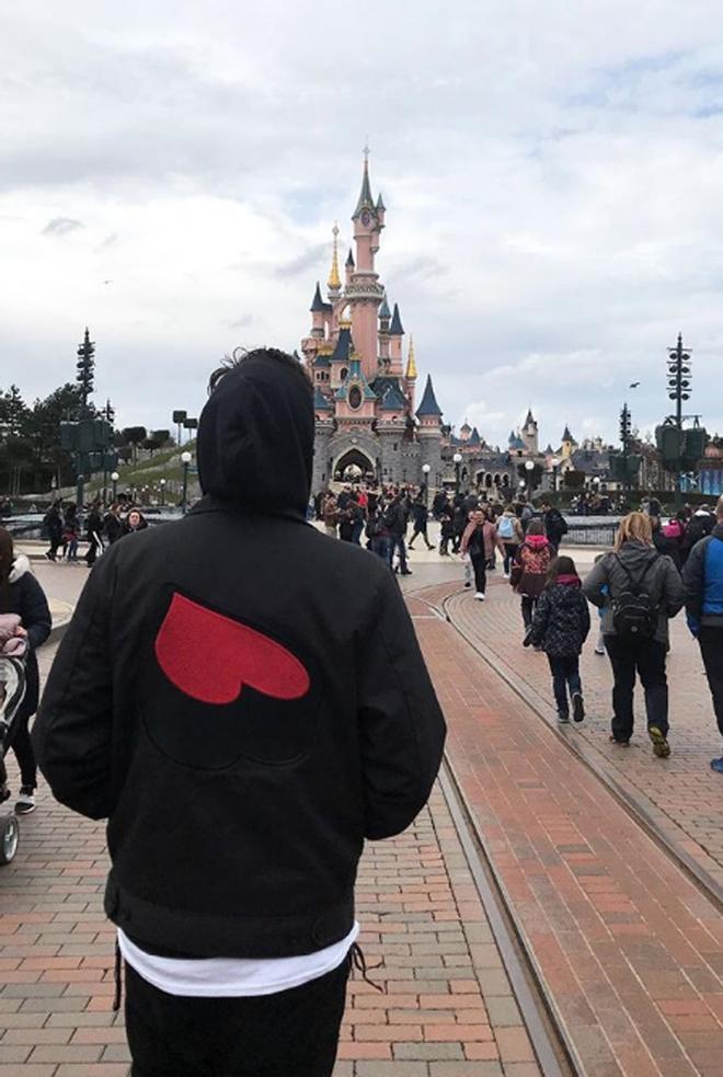 Chico misterioso amigo de Bella Hadid con sudadera de corazón en Disneyland